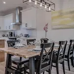Lovelyhome-Foosball-Nearairport-5 Queen Beds -Air Conditioning