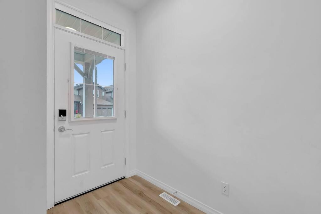 Holiday home Lovelyhome-foosball-nearairport-5 Queen Beds -air Conditioning Edmonton