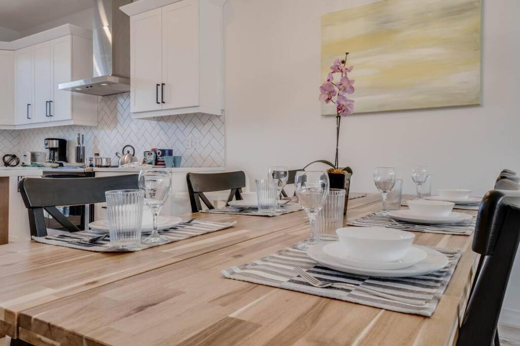 Lovelyhome-foosball-nearairport-5 Queen Beds -air Conditioning *