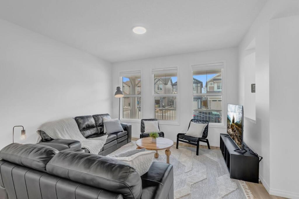 Lovelyhome-foosball-nearairport-5 Queen Beds -air Conditioning * Edmonton