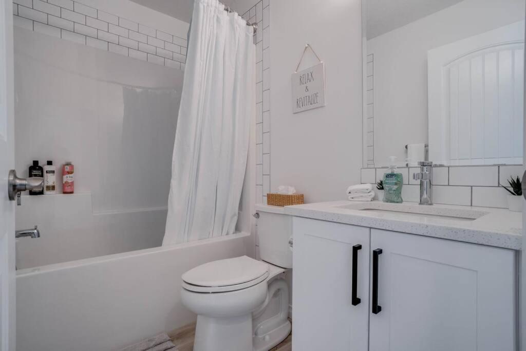 Lovelyhome-foosball-nearairport-5 Queen Beds -air Conditioning Holiday home Edmonton