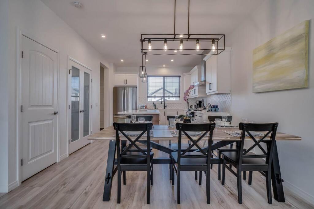 Lovelyhome-foosball-nearairport-5 Queen Beds -air Conditioning * Edmonton