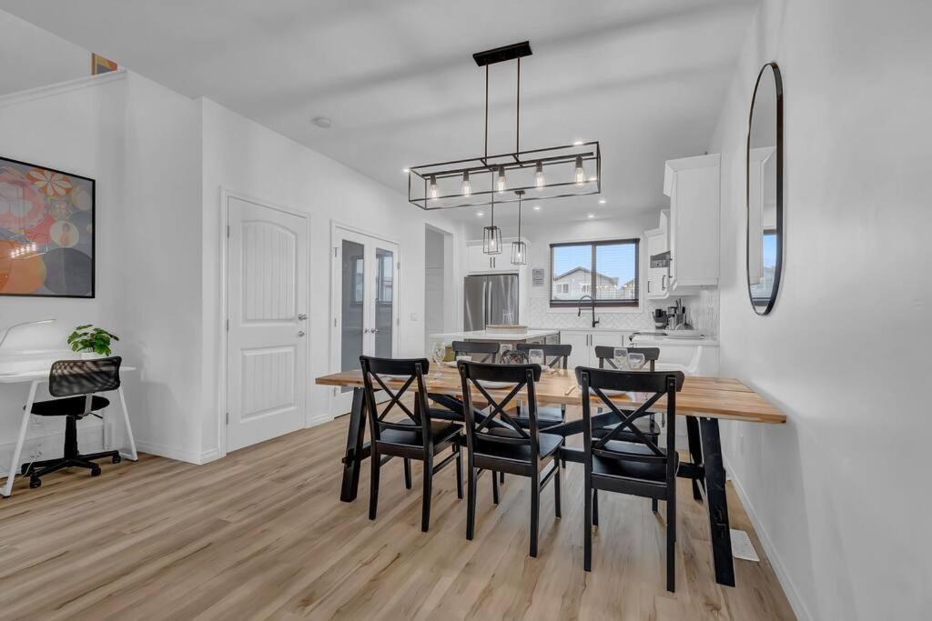 Lovelyhome-foosball-nearairport-5 Queen Beds -air Conditioning Edmonton