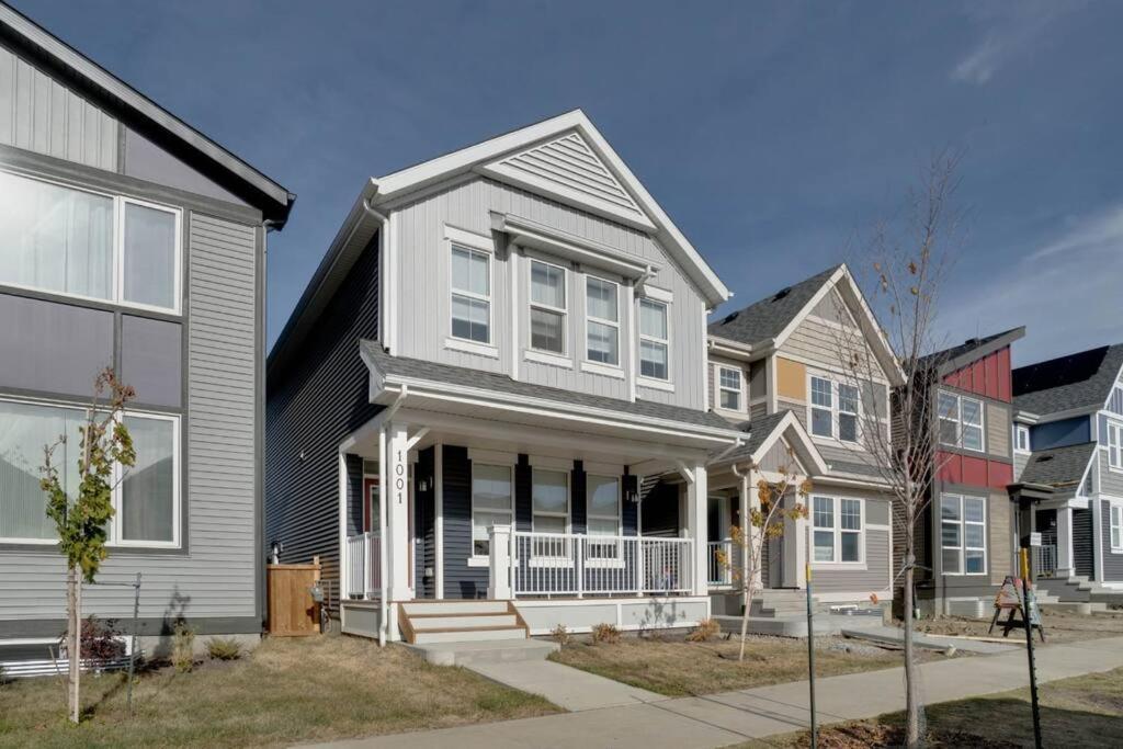 Lovelyhome-foosball-nearairport-5 Queen Beds -air Conditioning * Edmonton