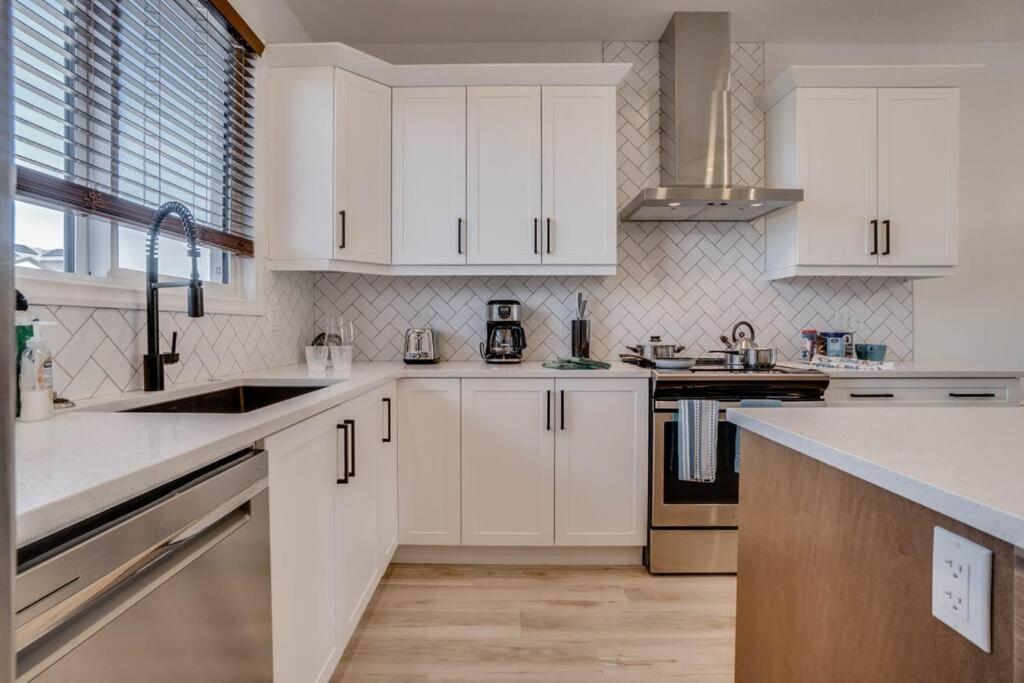 Lovelyhome-foosball-nearairport-5 Queen Beds -air Conditioning