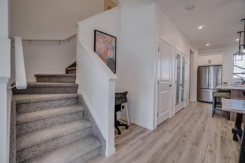 Lovelyhome-foosball-nearairport-5 Queen Beds -air Conditioning Holiday home *