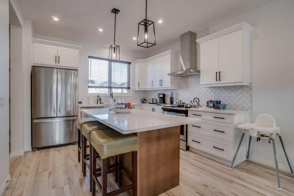 Lovelyhome-foosball-nearairport-5 Queen Beds -air Conditioning Edmonton