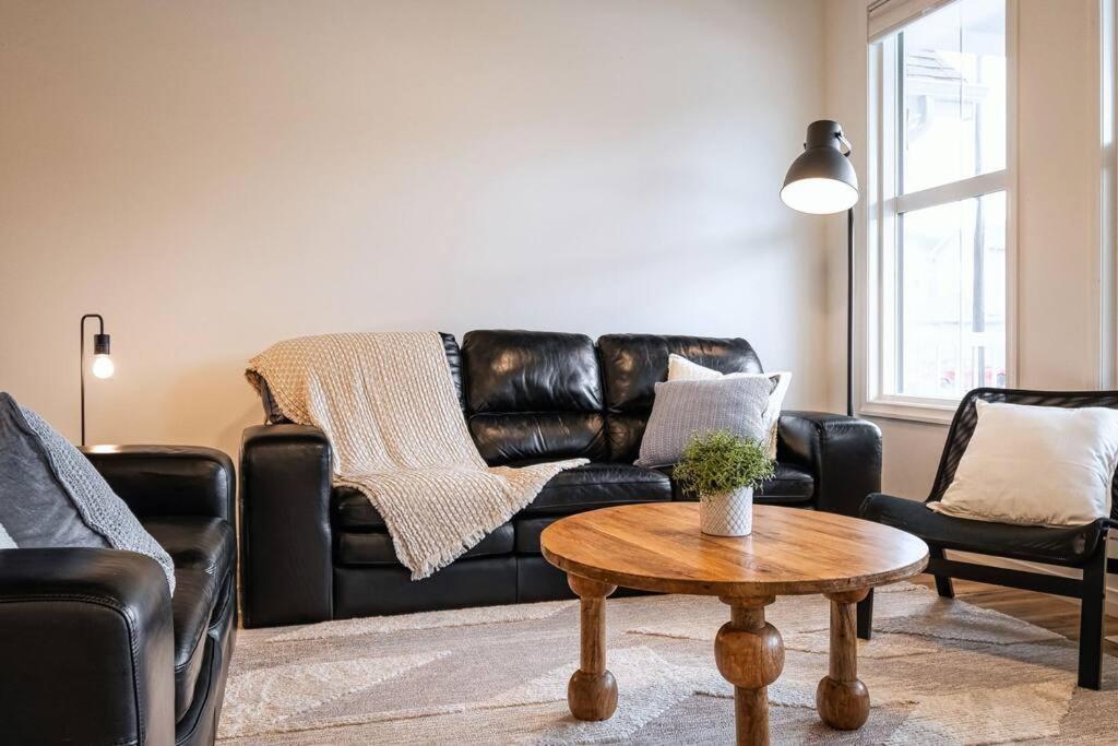 Lovelyhome-foosball-nearairport-5 Queen Beds -air Conditioning * Edmonton