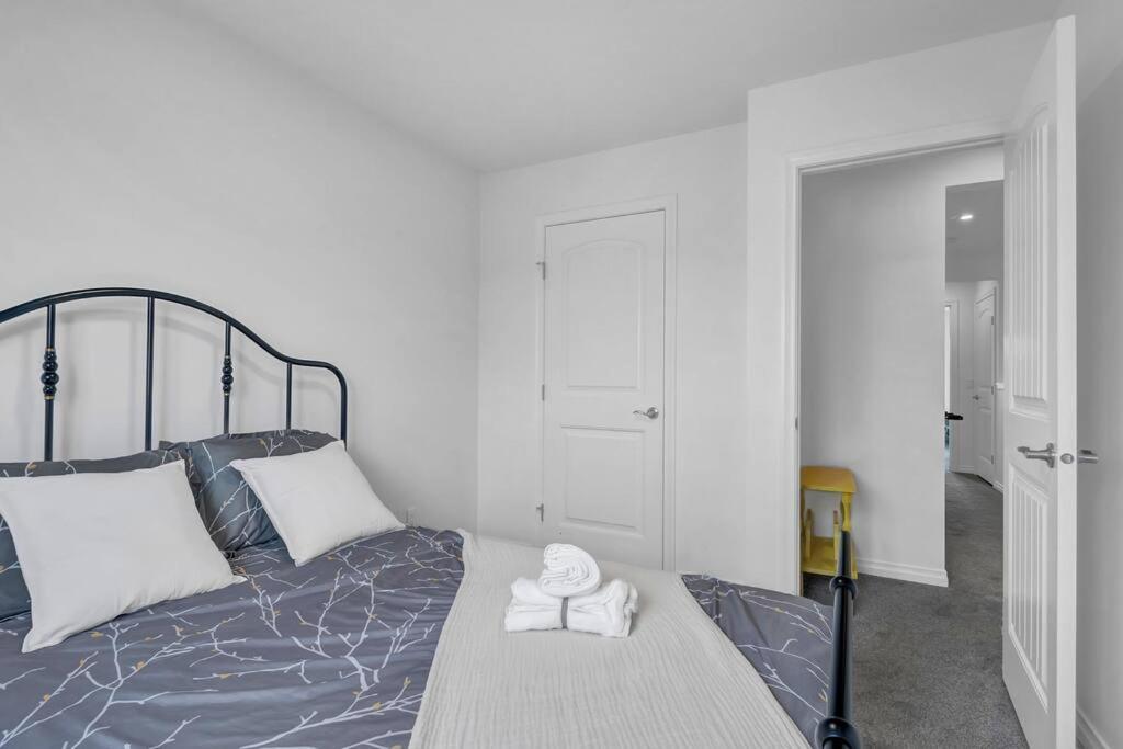 Lovelyhome-foosball-nearairport-5 Queen Beds -air Conditioning Holiday home Edmonton