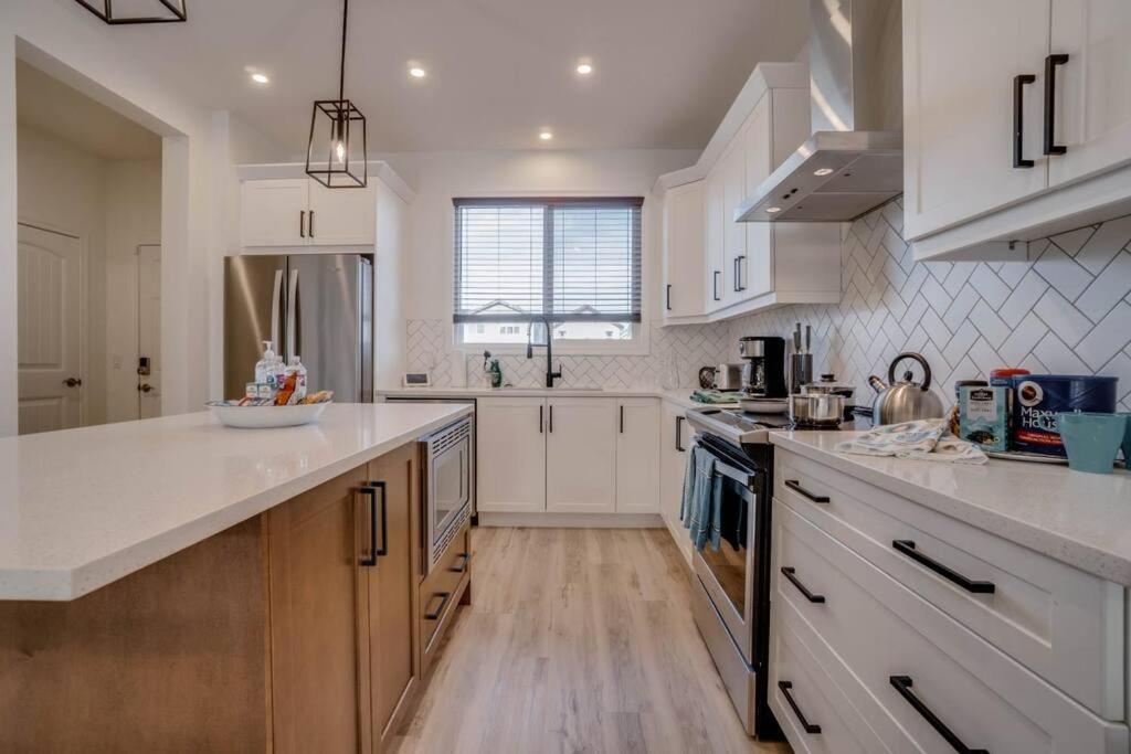Lovelyhome-foosball-nearairport-5 Queen Beds -air Conditioning *