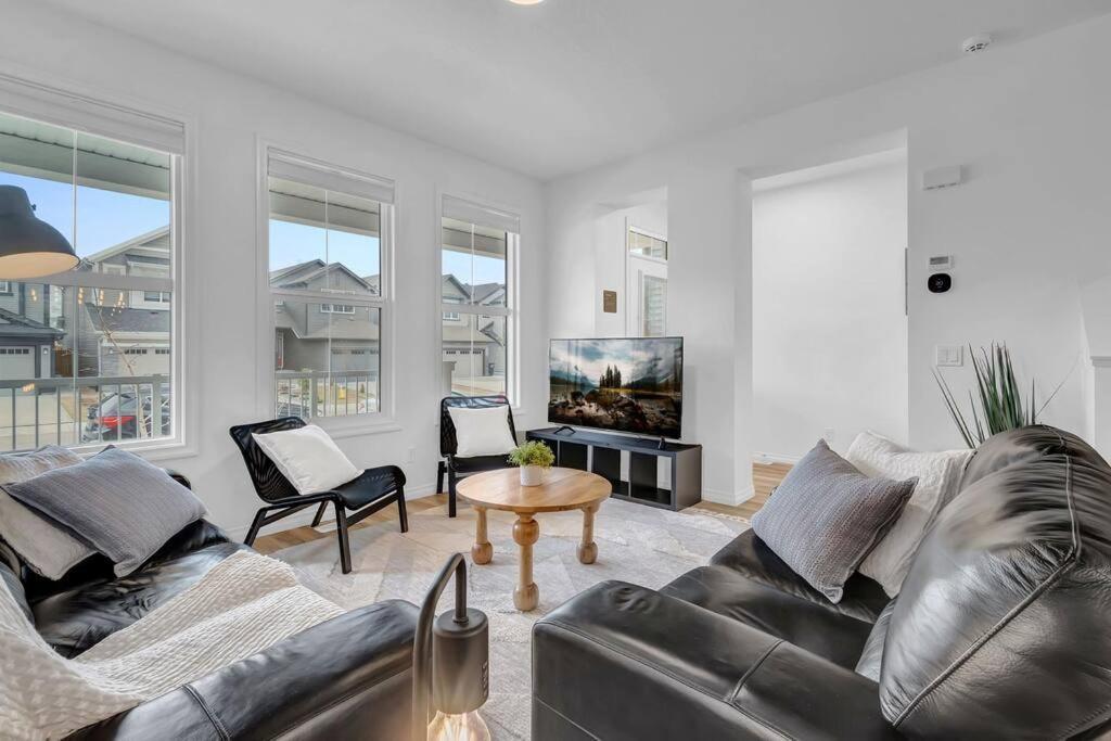 Lovelyhome-foosball-nearairport-5 Queen Beds -air Conditioning Edmonton