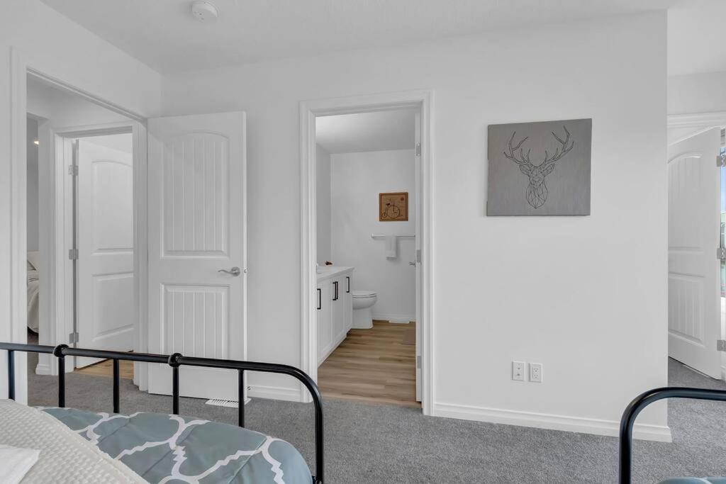 Lovelyhome-foosball-nearairport-5 Queen Beds -air Conditioning Holiday home Edmonton