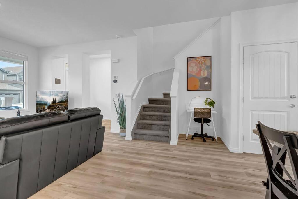 Lovelyhome-foosball-nearairport-5 Queen Beds -air Conditioning * Edmonton