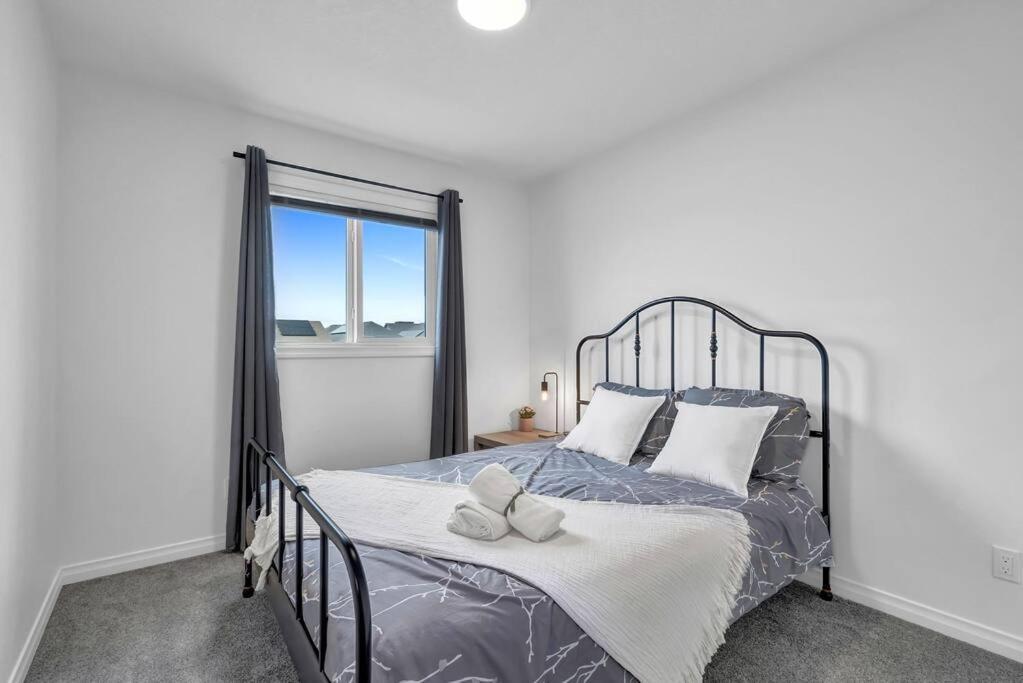 Lovelyhome-foosball-nearairport-5 Queen Beds -air Conditioning
