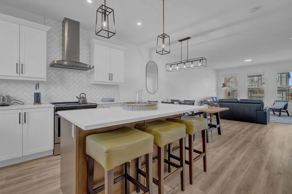 Lovelyhome-foosball-nearairport-5 Queen Beds -air Conditioning Holiday home