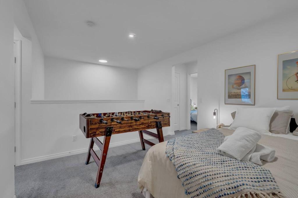 Lovelyhome-foosball-nearairport-5 Queen Beds -air Conditioning Holiday home Edmonton