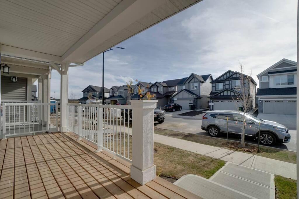 Lovelyhome-foosball-nearairport-5 Queen Beds -air Conditioning Edmonton