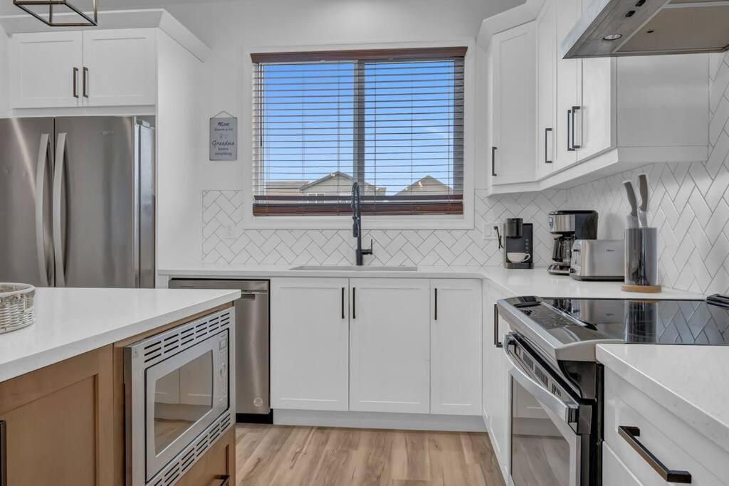 Lovelyhome-foosball-nearairport-5 Queen Beds -air Conditioning Edmonton