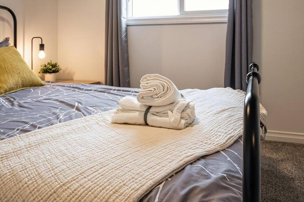 Lovelyhome-foosball-nearairport-5 Queen Beds -air Conditioning * Edmonton