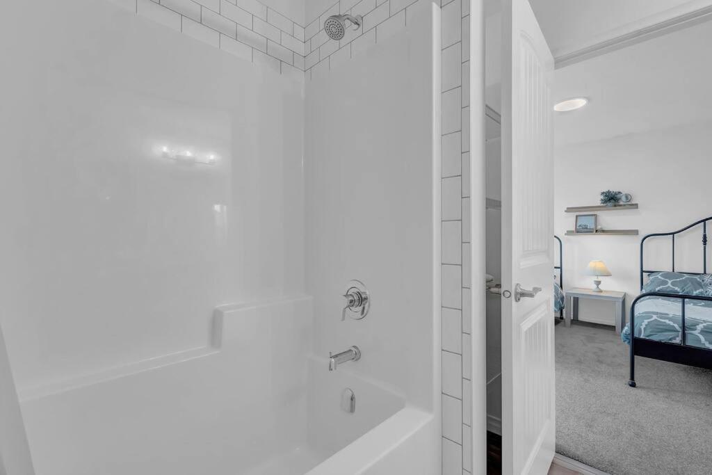 Holiday home Lovelyhome-foosball-nearairport-5 Queen Beds -air Conditioning Edmonton