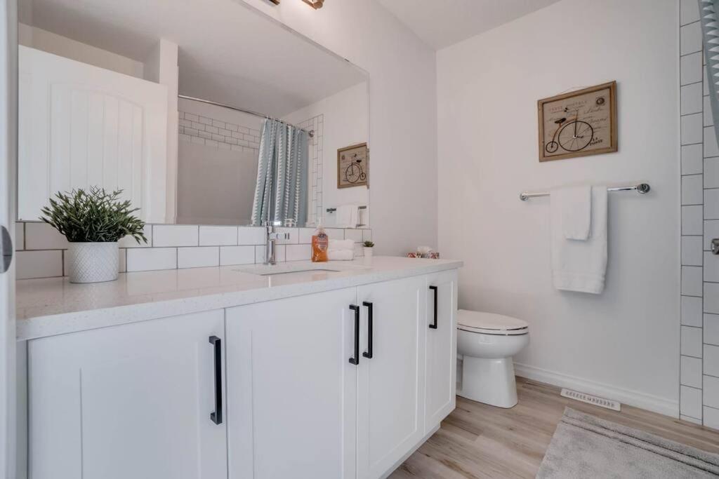 Lovelyhome-foosball-nearairport-5 Queen Beds -air Conditioning * Edmonton