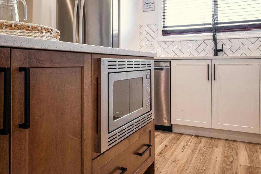 Lovelyhome-foosball-nearairport-5 Queen Beds -air Conditioning Holiday home