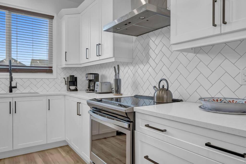 Lovelyhome-foosball-nearairport-5 Queen Beds -air Conditioning Edmonton